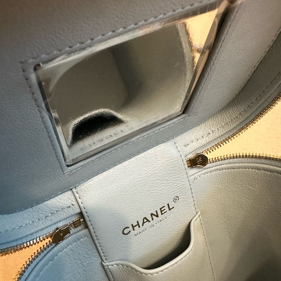 全新chanel 肩揹化妝包淺藍色 全套有專門店收據-3