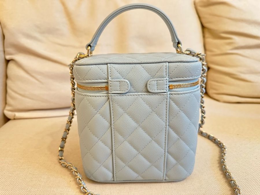 全新chanel 肩揹化妝包淺藍色 全套有專門店收據-4