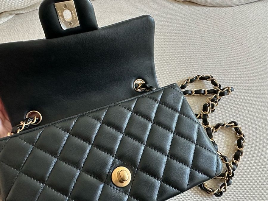 Chanel CF黑金大mini flap bag 羊皮 磨砂金色鏈條 全套連專門店收據-9