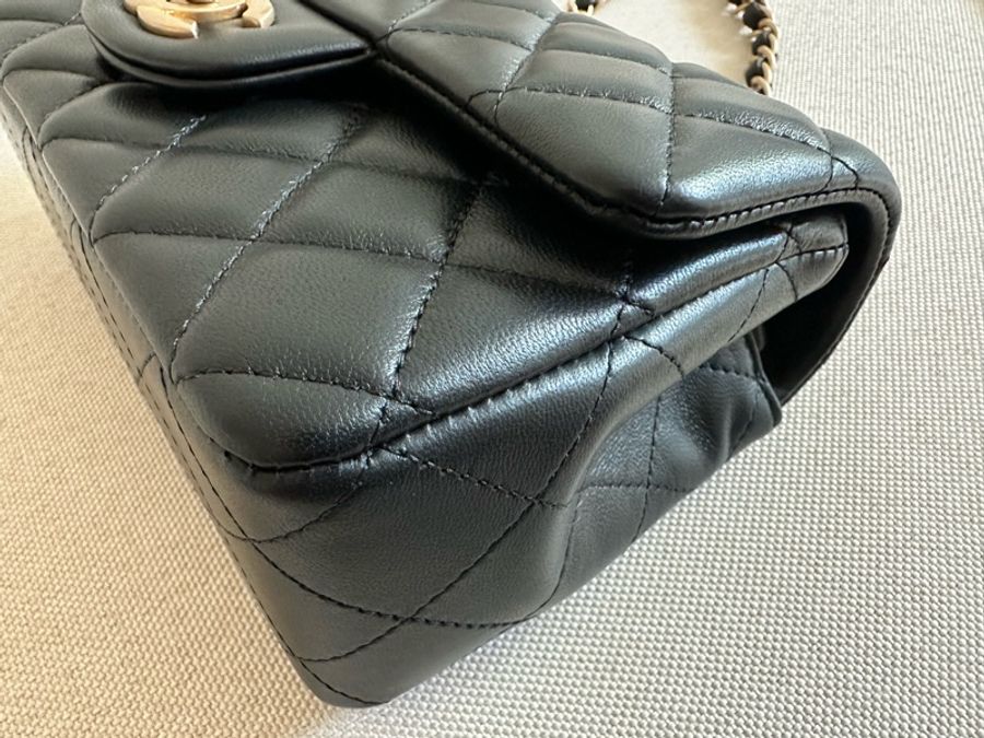 Chanel CF黑金大mini flap bag 羊皮 磨砂金色鏈條 全套連專門店收據-11