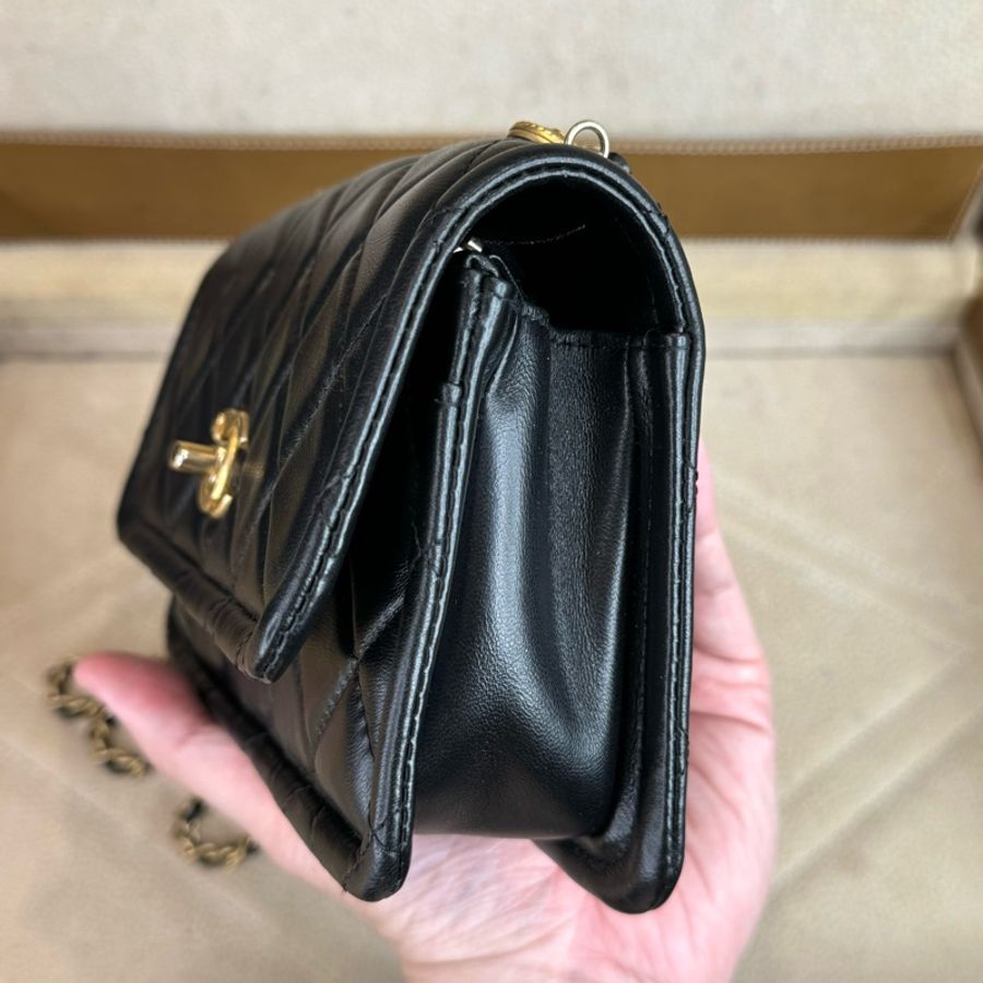在台現貨CHANEL 2020 coco黑金鈕扣口蓋鍊包19cm🖤極品亮相-9