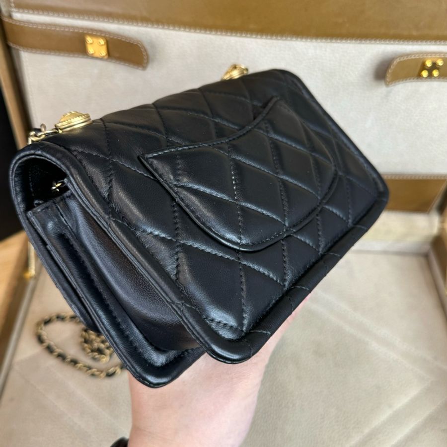 在台現貨CHANEL 2020 coco黑金鈕扣口蓋鍊包19cm🖤極品亮相-11