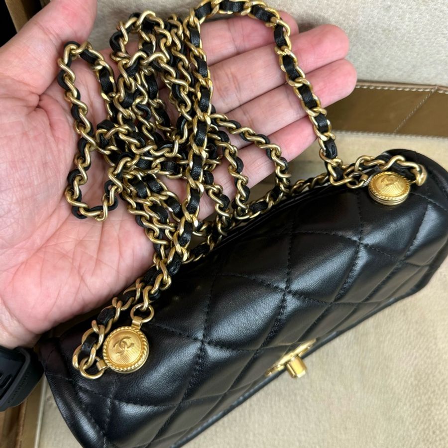 在台現貨CHANEL 2020 coco黑金鈕扣口蓋鍊包19cm🖤極品亮相-14