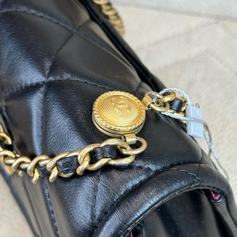 在台現貨CHANEL 2020 coco黑金鈕扣口蓋鍊包19cm🖤極品亮相-16