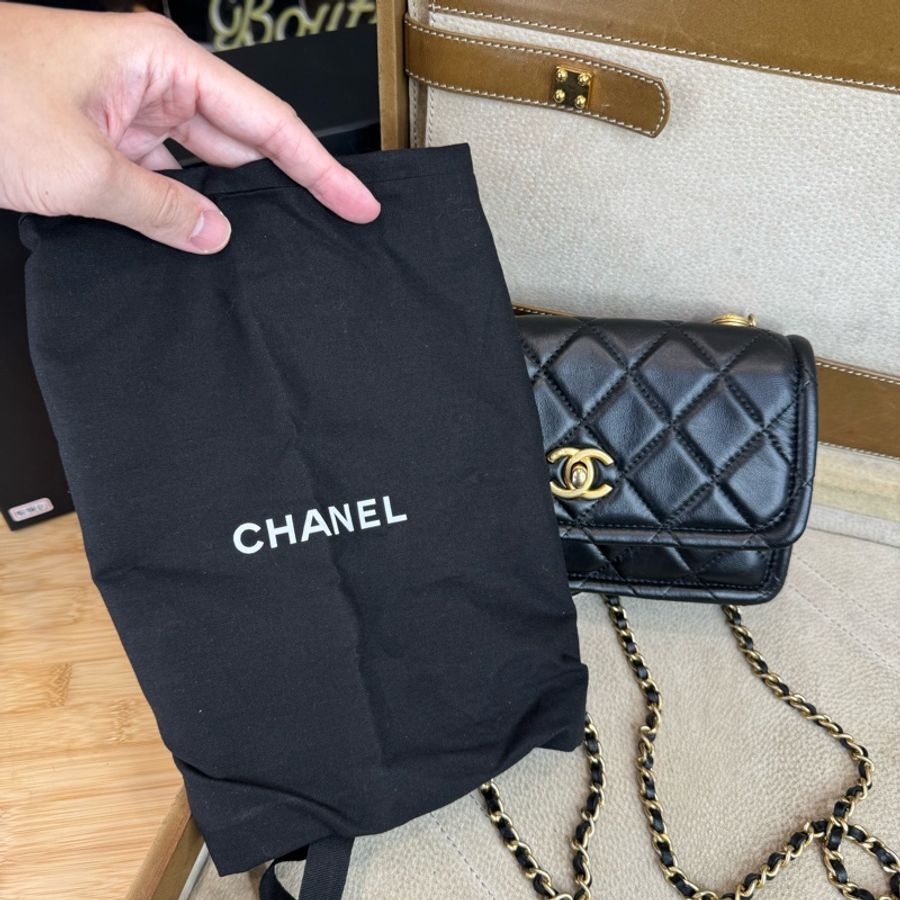 在台現貨CHANEL 2020 coco黑金鈕扣口蓋鍊包19cm🖤極品亮相-25