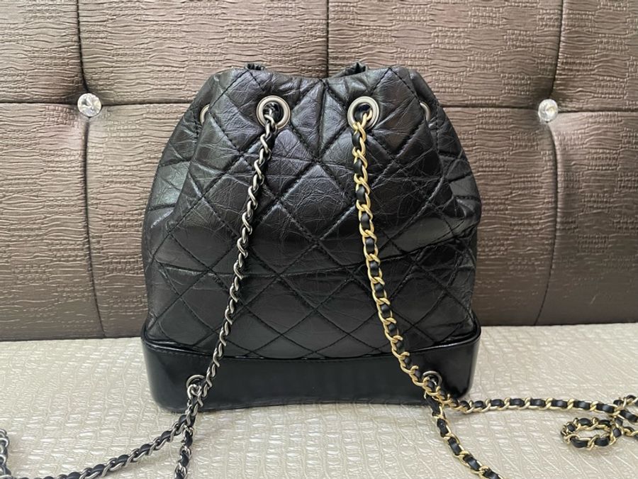 Chanel 黑復刻牛皮四色鍊流浪後背包-1