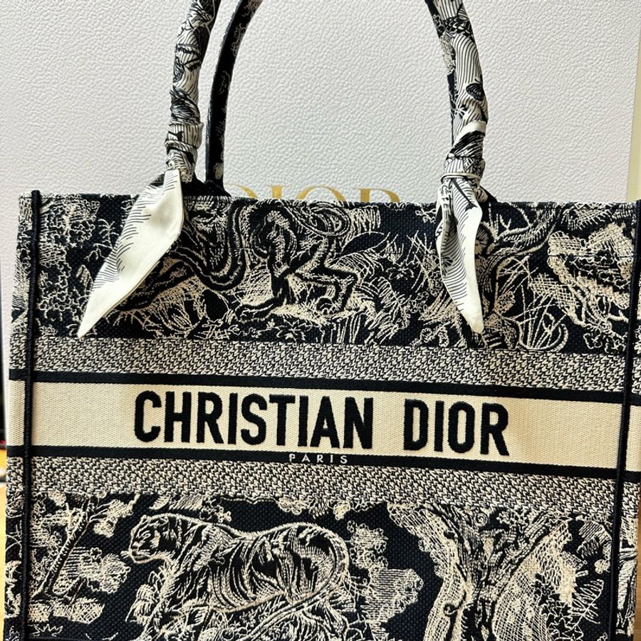 Dior book tote 中號 藍色動物園 歡迎議價-1
