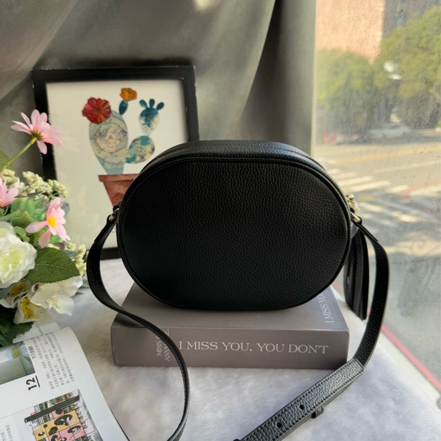 GUCCI SOHO 系列流蘇橢圓造型拉鍊斜背包(黑色)-4