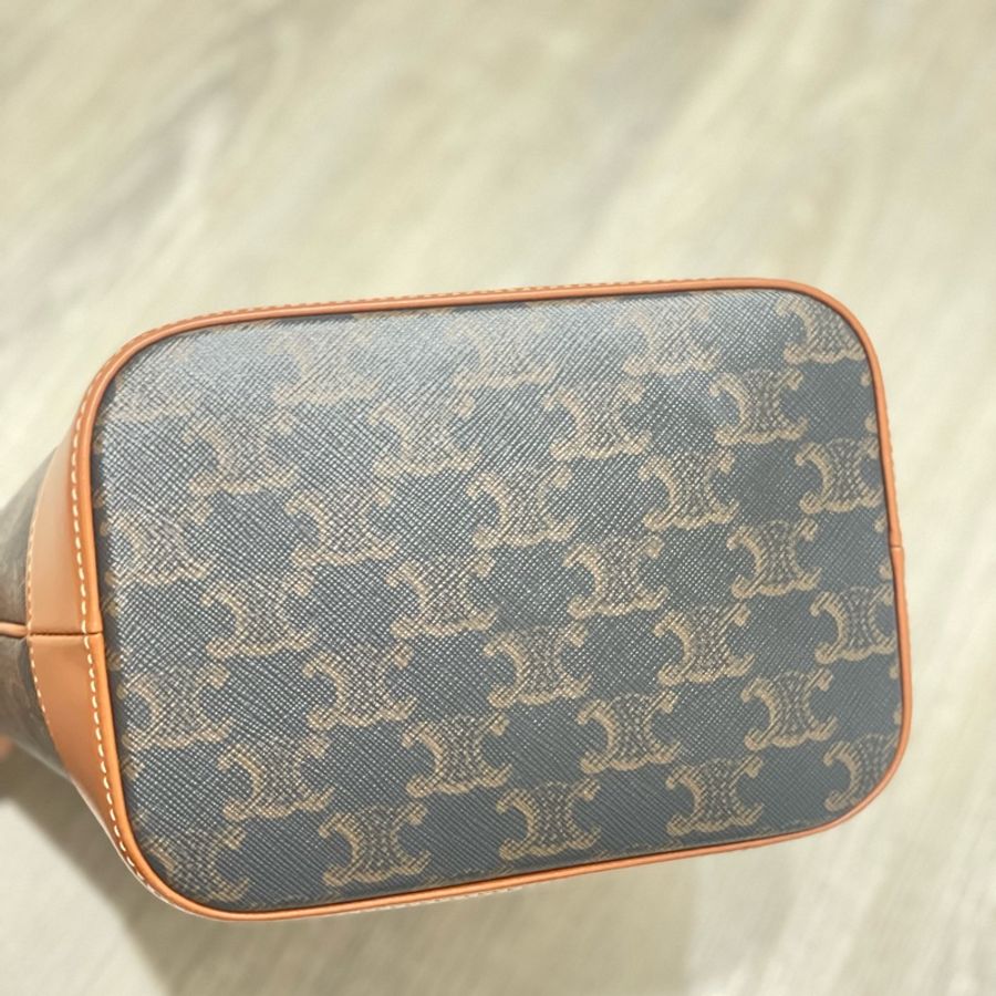 CELINE 標誌印花牛皮革水桶包-7