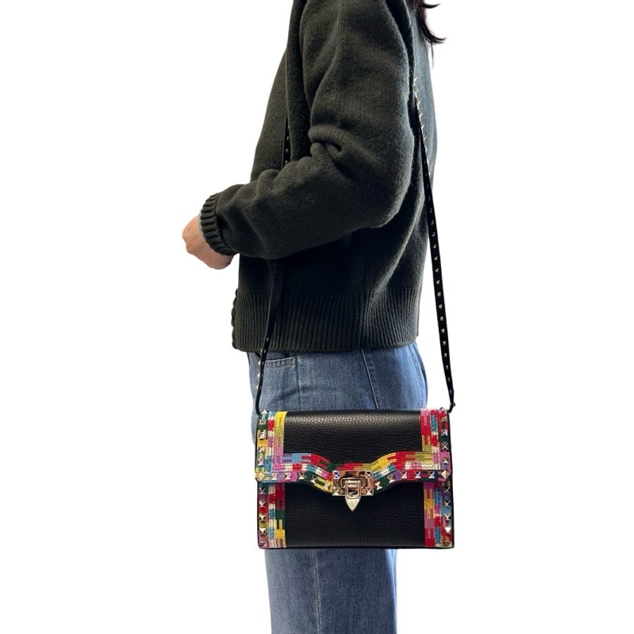 荔枝紋小牛皮刺繡 Rockstud 肩背包黑色-1