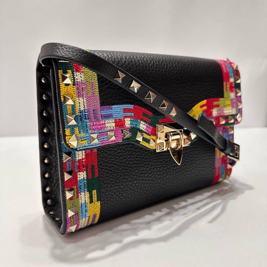 荔枝紋小牛皮刺繡 Rockstud 肩背包黑色-5