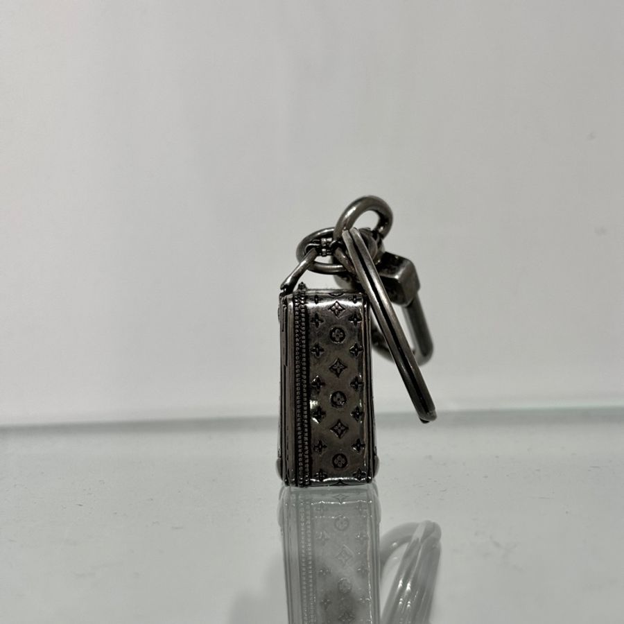 稀有Louis Vuitton M62717 經典花紋行李箱造型金屬鑰匙圈稀有-2