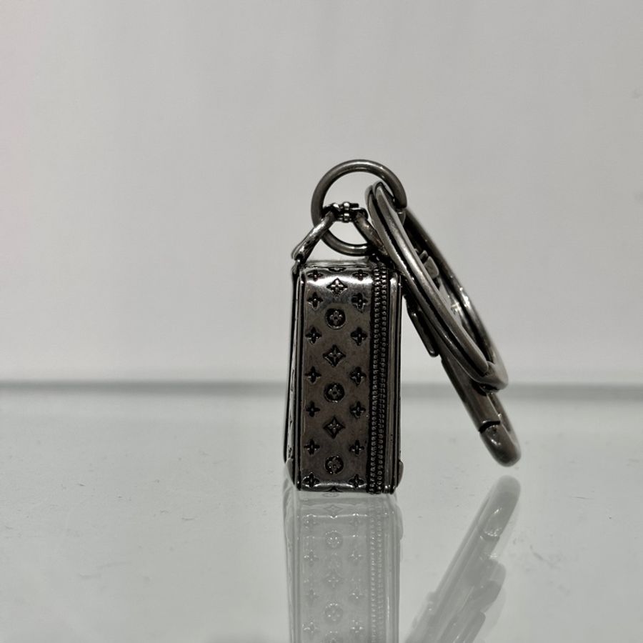 稀有Louis Vuitton M62717 經典花紋行李箱造型金屬鑰匙圈稀有-4