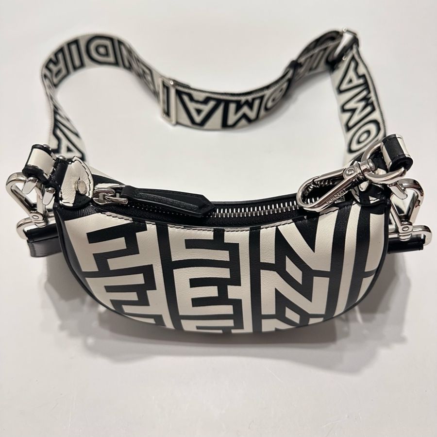 Fendi by Marc Jacobs 限量款黑白雙色流浪包+長肩帶-3