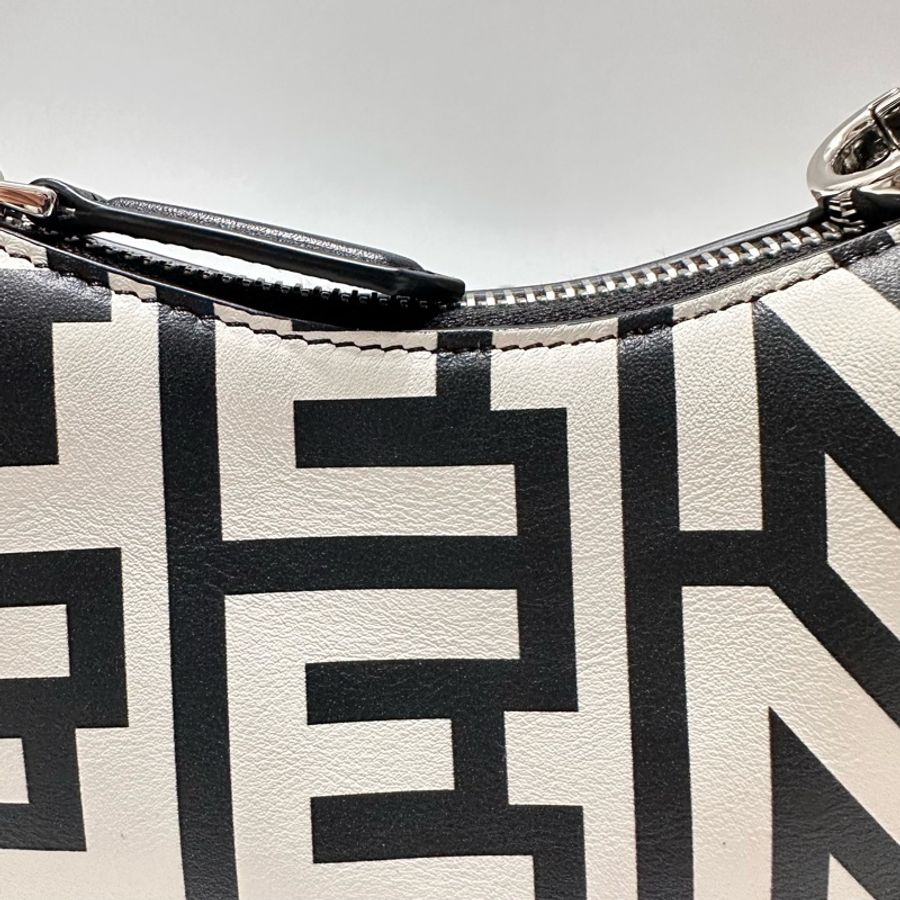 Fendi by Marc Jacobs 限量款黑白雙色流浪包+長肩帶-6