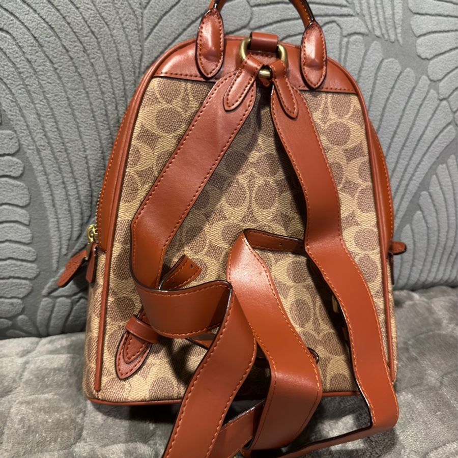 「限時優惠活動」COACH 專櫃款 緹花LOGO雙層拉鍊後背包-焦糖色全新Coach新款Carrie學院風 老花C紋 素面全皮女士後背包-10