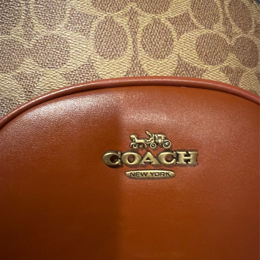 「限時優惠活動」COACH 專櫃款 緹花LOGO雙層拉鍊後背包-焦糖色全新Coach新款Carrie學院風 老花C紋 素面全皮女士後背包-14
