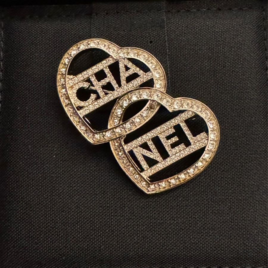 CHANEL 滿鑽愛心字母 胸針 可扣帽子圍巾 有購證-2