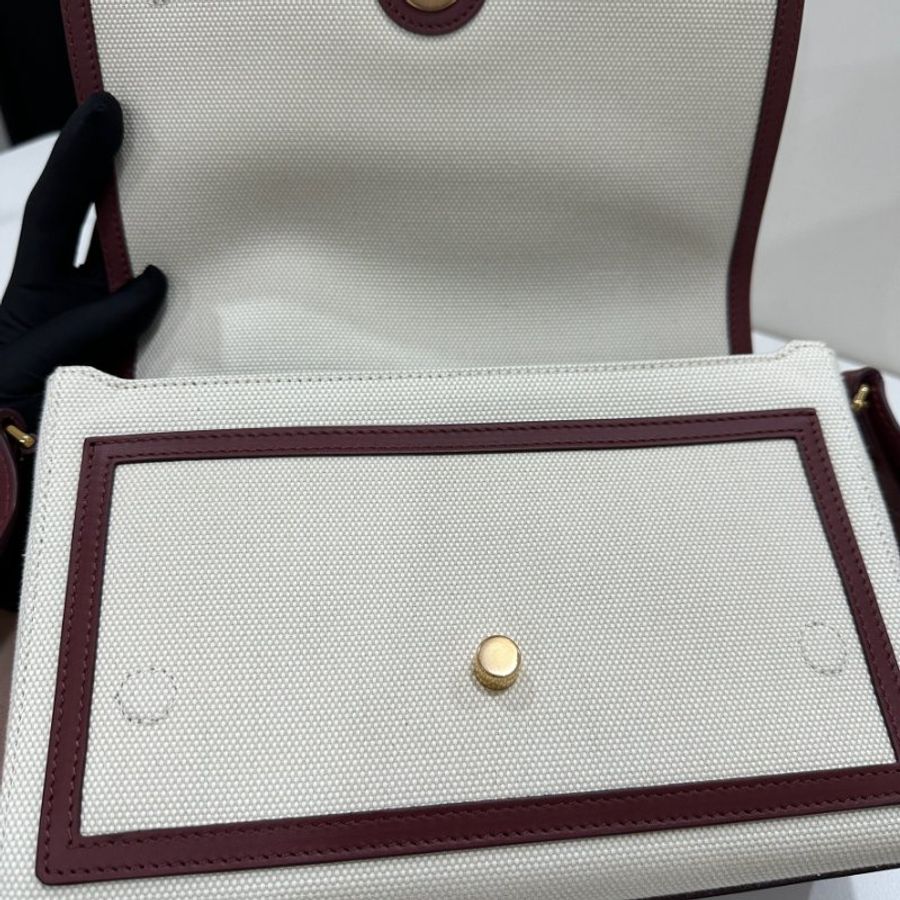 Burberry Horseferry 帆布翻蓋斜背包-10