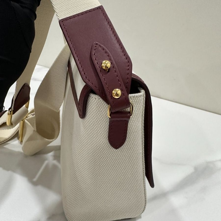 Burberry Horseferry 帆布翻蓋斜背包-13