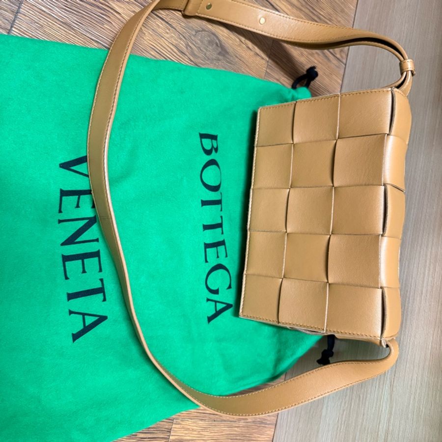 BOTTEGA VENETA Cassette編織羊皮斜背包-0
