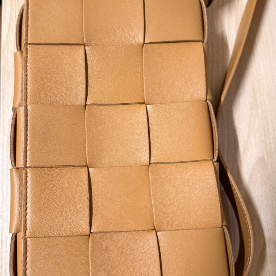 BOTTEGA VENETA Cassette編織羊皮斜背包-5