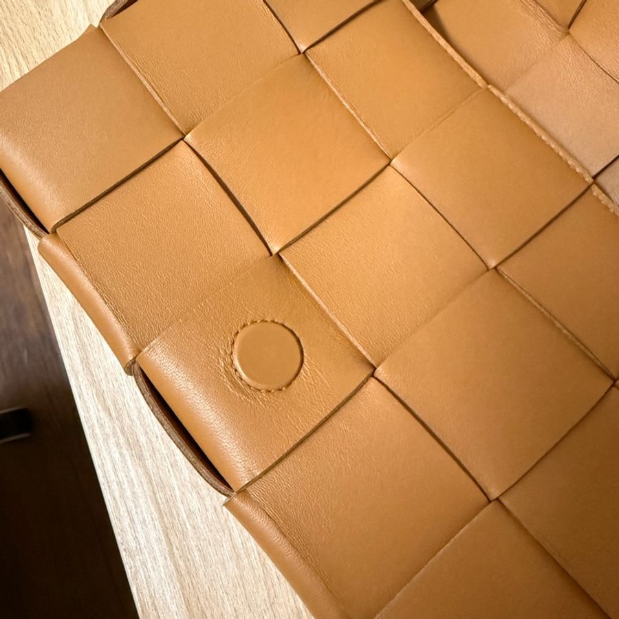 BOTTEGA VENETA Cassette編織羊皮斜背包-11