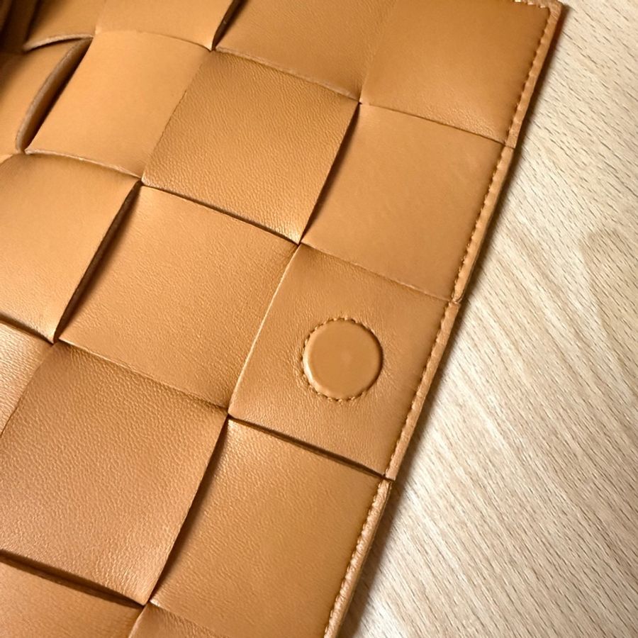 BOTTEGA VENETA Cassette編織羊皮斜背包-12