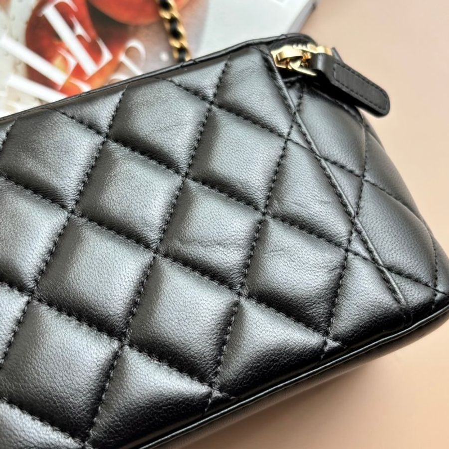 ::CHANEL:: 黑色羊皮金雙C核桃金球 化妝鍊包 斜背肩背包-17