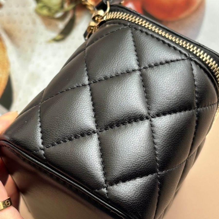 ::CHANEL:: 黑色羊皮金雙C核桃金球 化妝鍊包 斜背肩背包-24