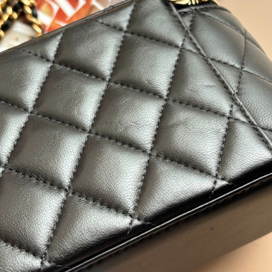 ::CHANEL:: 黑色羊皮金雙C核桃金球 化妝鍊包 斜背肩背包-26