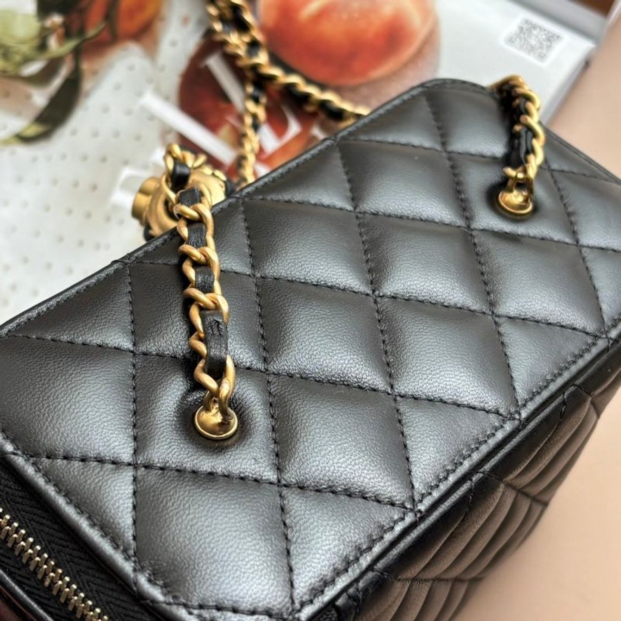 ::CHANEL:: 黑色羊皮金雙C核桃金球 化妝鍊包 斜背肩背包-27