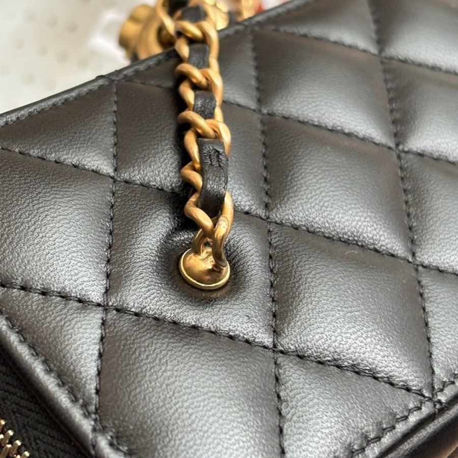 ::CHANEL:: 黑色羊皮金雙C核桃金球 化妝鍊包 斜背肩背包-28