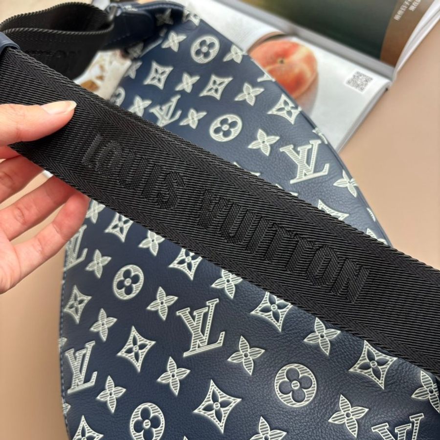 ::LOUIS VUITTON:: LV M24751 Duo Slingbag 藍色牛皮白壓紋胸口包-2