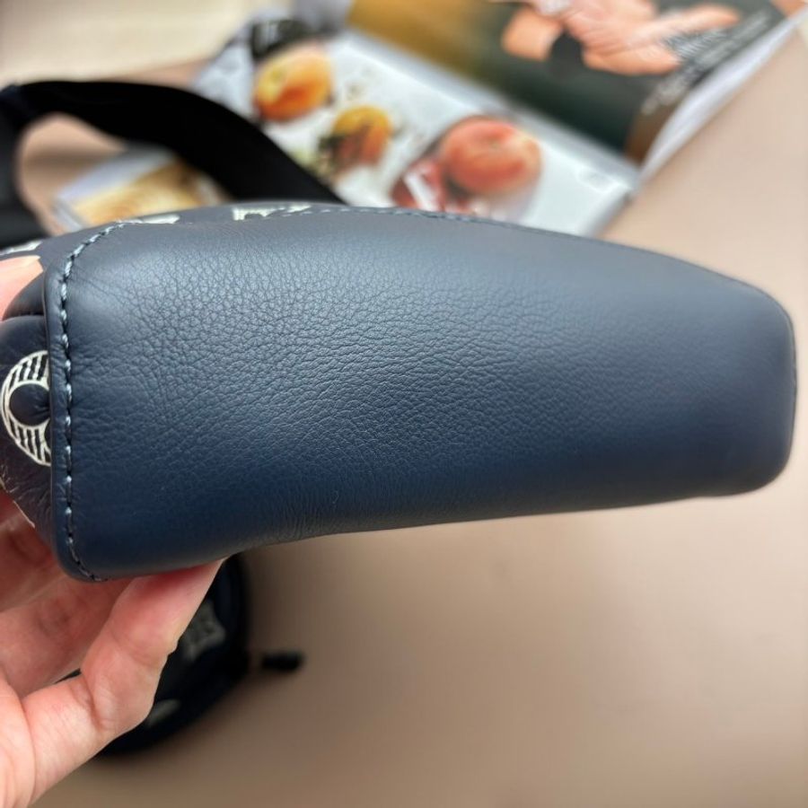 ::LOUIS VUITTON:: LV M24751 Duo Slingbag 藍色牛皮白壓紋胸口包-4
