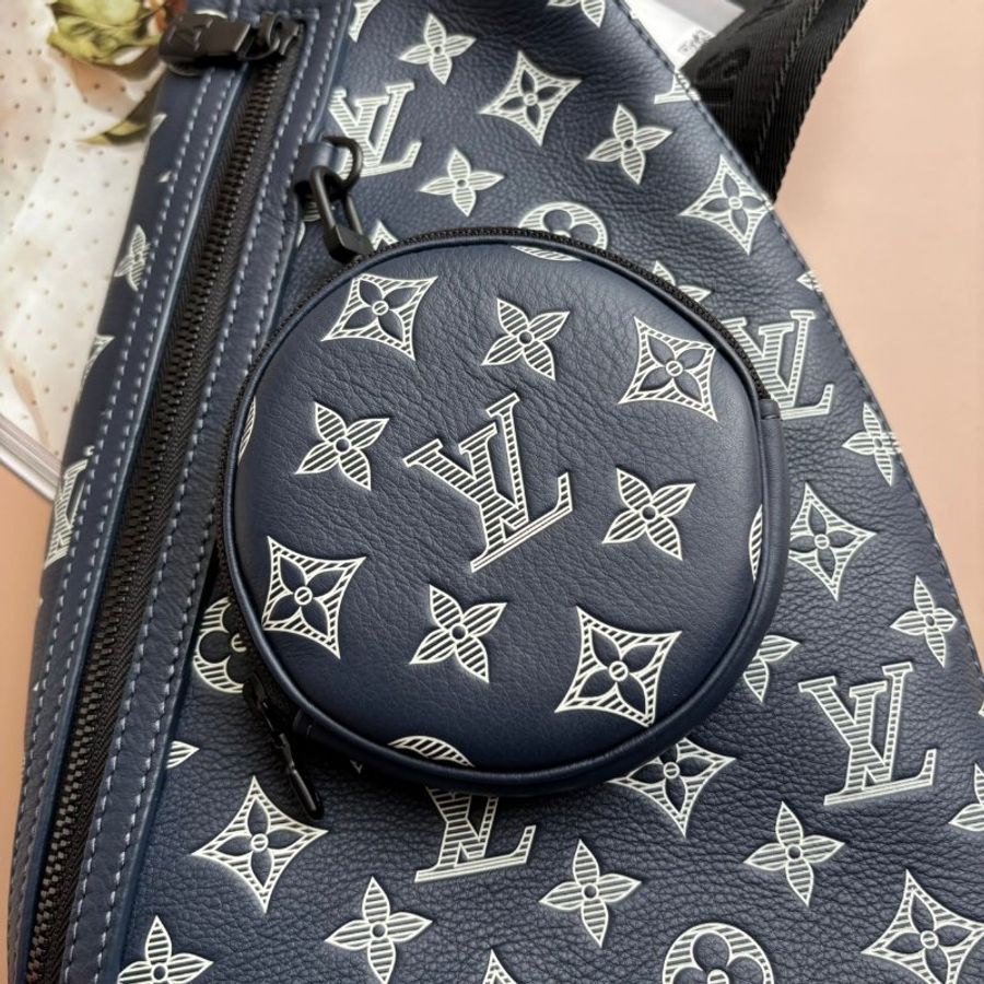 ::LOUIS VUITTON:: LV M24751 Duo Slingbag 藍色牛皮白壓紋胸口包-5
