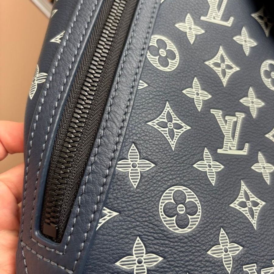 ::LOUIS VUITTON:: LV M24751 Duo Slingbag 藍色牛皮白壓紋胸口包-8