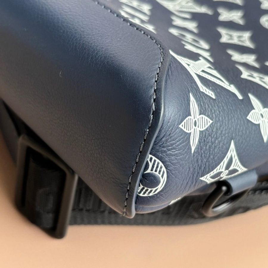 ::LOUIS VUITTON:: LV M24751 Duo Slingbag 藍色牛皮白壓紋胸口包-10