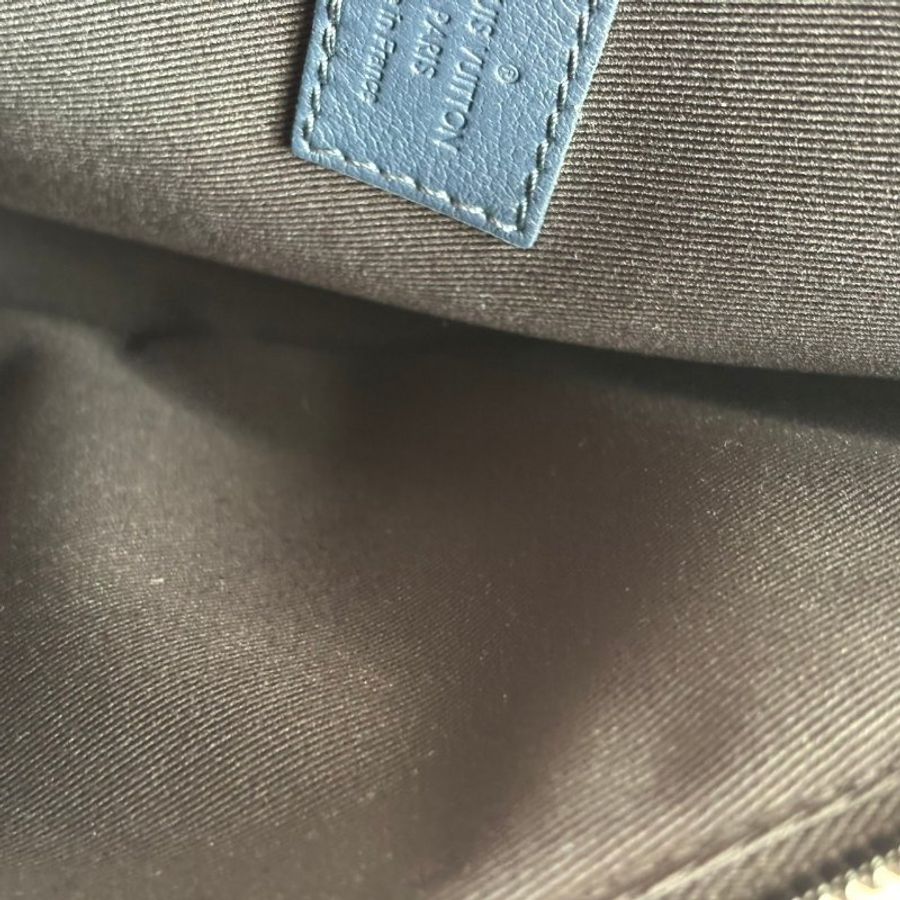 ::LOUIS VUITTON:: LV M24751 Duo Slingbag 藍色牛皮白壓紋胸口包-16