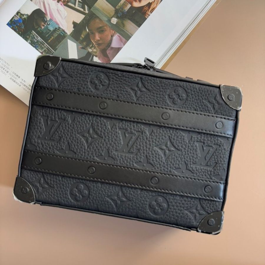 ::LOUIS VUITTON:: LV M59163 HandleSoftTrunk黑壓紋箱型手提斜背包-0
