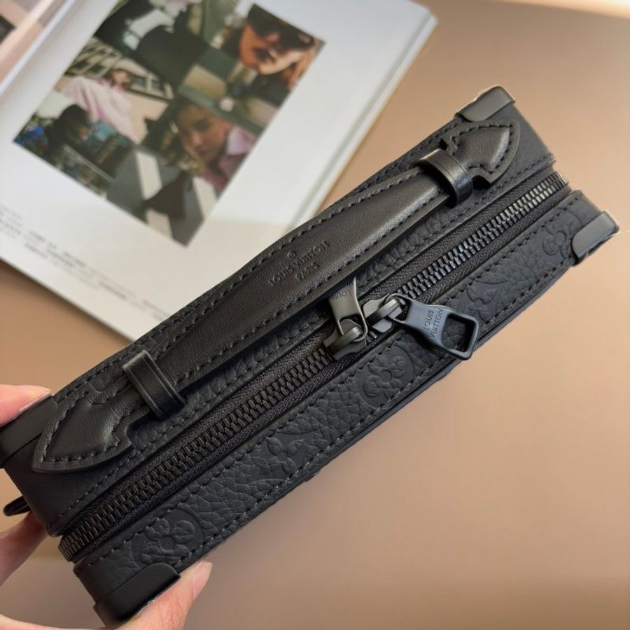 ::LOUIS VUITTON:: LV M59163 HandleSoftTrunk黑壓紋箱型手提斜背包-3