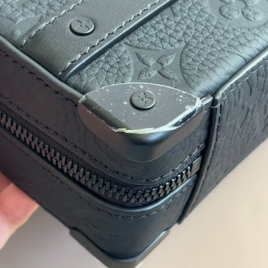 ::LOUIS VUITTON:: LV M59163 HandleSoftTrunk黑壓紋箱型手提斜背包-5