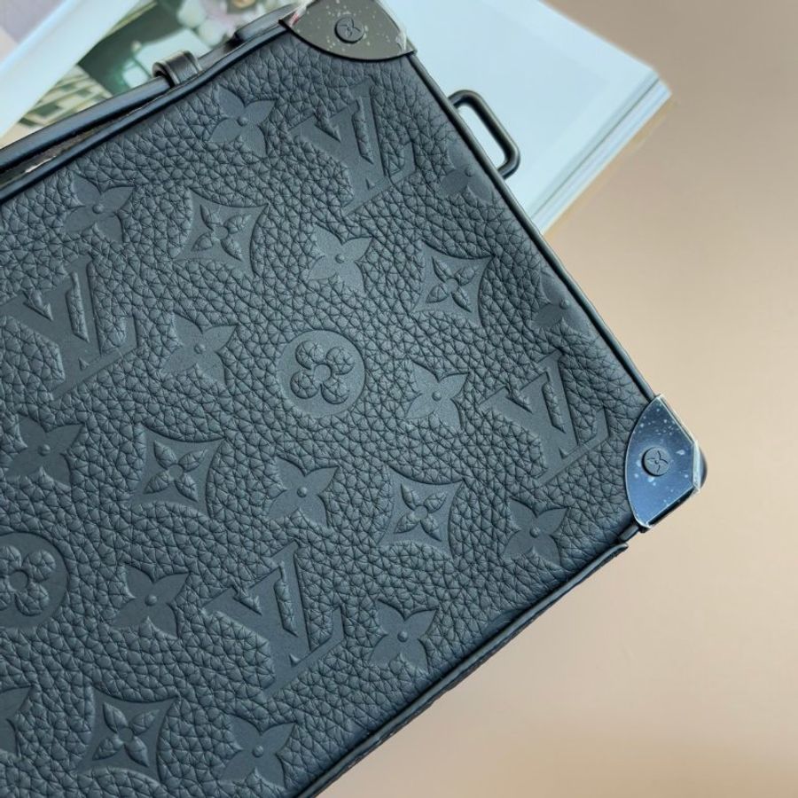 ::LOUIS VUITTON:: LV M59163 HandleSoftTrunk黑壓紋箱型手提斜背包-25