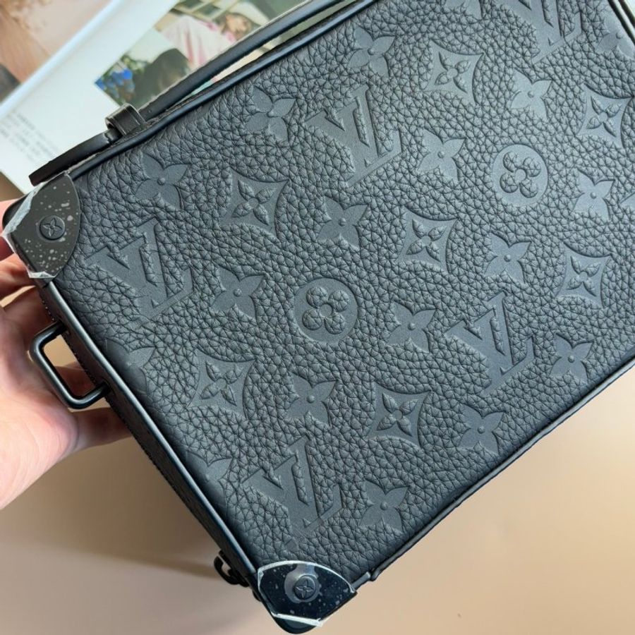 ::LOUIS VUITTON:: LV M59163 HandleSoftTrunk黑壓紋箱型手提斜背包-27