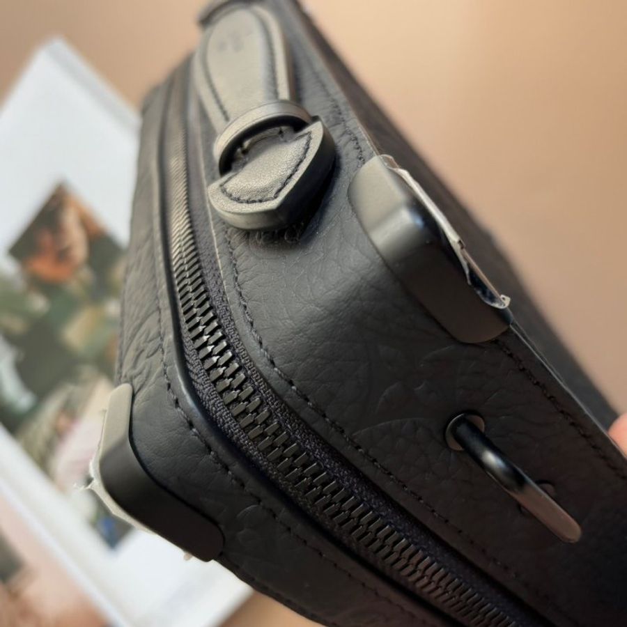 ::LOUIS VUITTON:: LV M59163 HandleSoftTrunk黑壓紋箱型手提斜背包-28