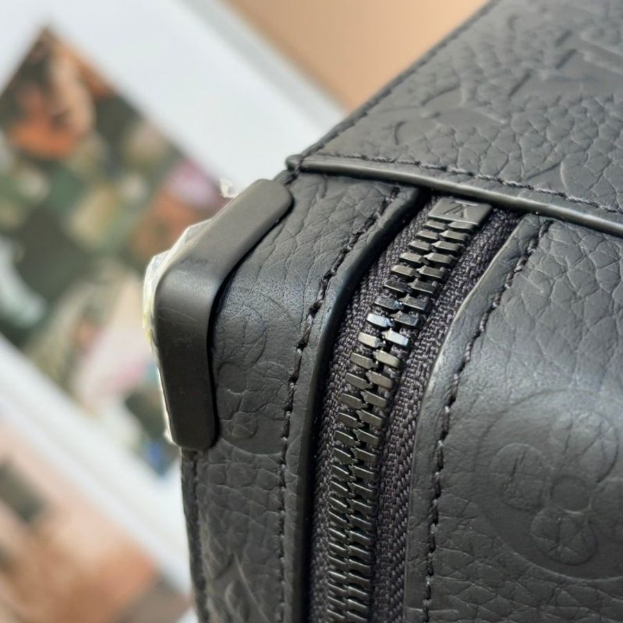 ::LOUIS VUITTON:: LV M59163 HandleSoftTrunk黑壓紋箱型手提斜背包-33
