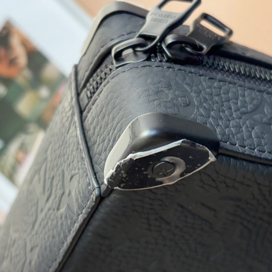 ::LOUIS VUITTON:: LV M59163 HandleSoftTrunk黑壓紋箱型手提斜背包-34