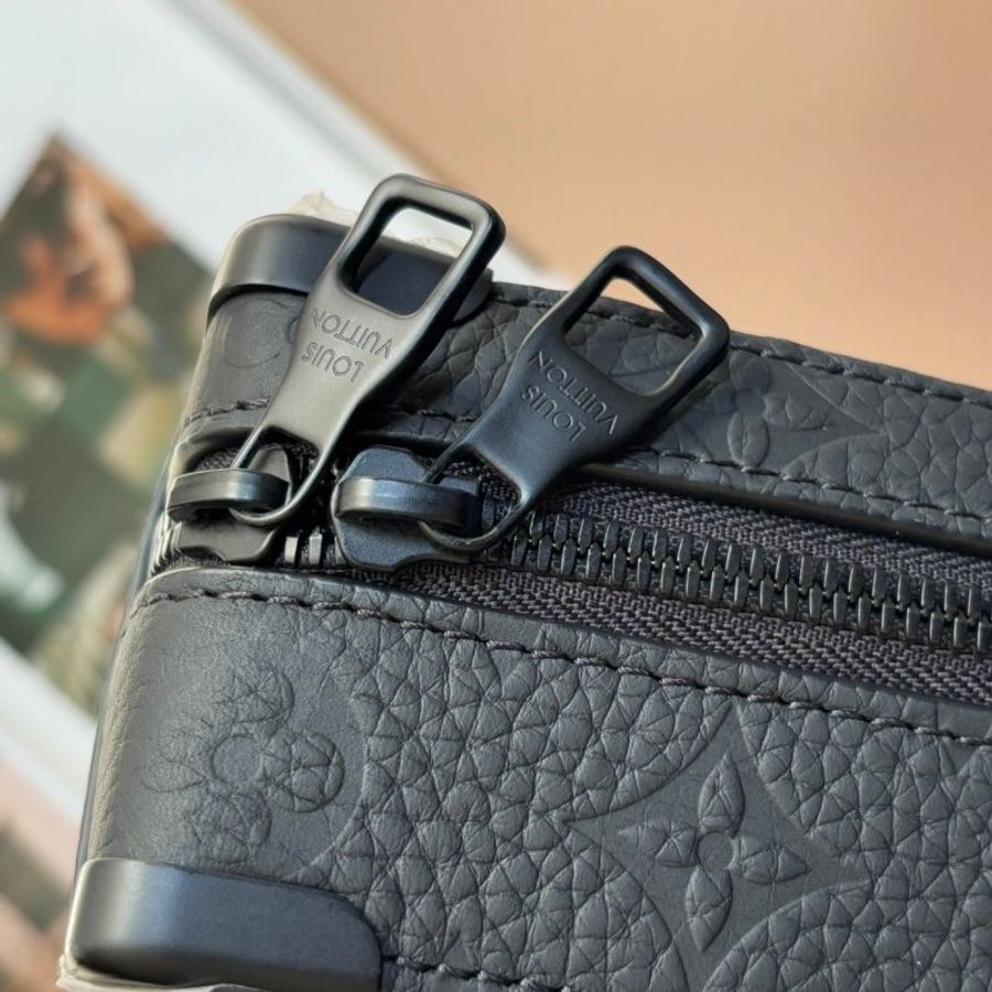 ::LOUIS VUITTON:: LV M59163 HandleSoftTrunk黑壓紋箱型手提斜背包-35