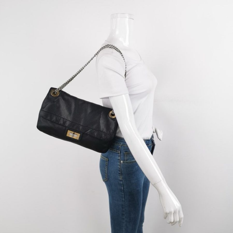 Chanel2.55 Bag羊皮純色網孔矩形旋扣翻蓋單肩包-1