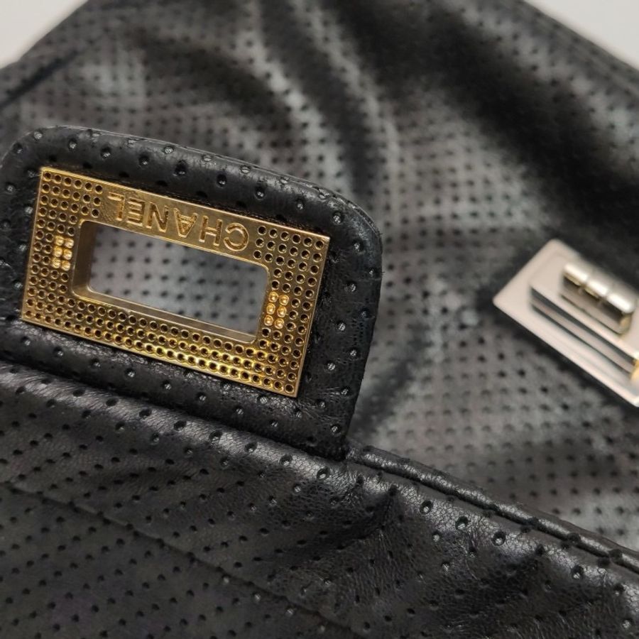 Chanel2.55 Bag羊皮純色網孔矩形旋扣翻蓋單肩包-11